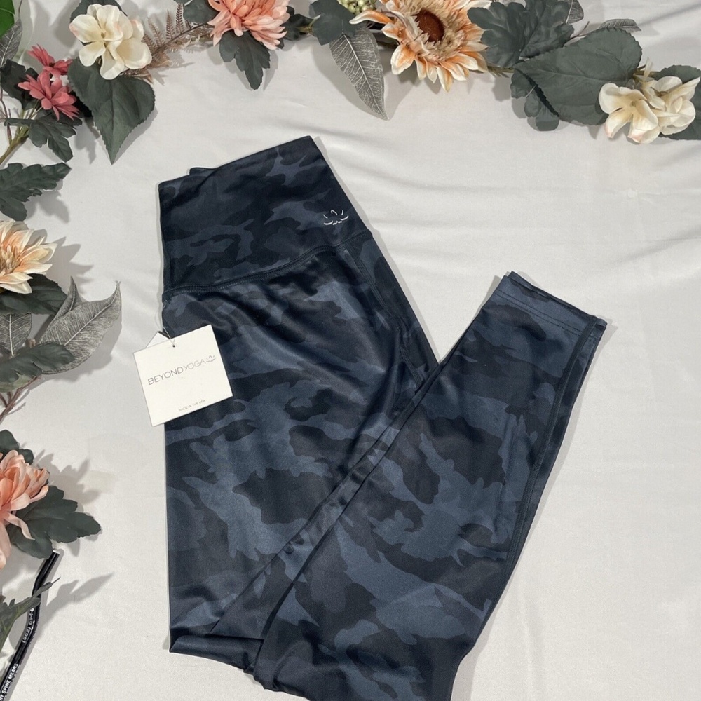 NWT Beyond Yoga [‎ Medium ] Lux High Waisted Midi Legging in Navy Camo